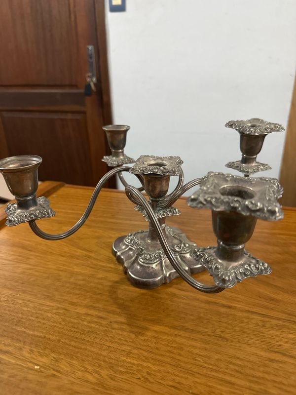 Candelabro de 5 velas antiguo con diseño ornamentado - imagen 2