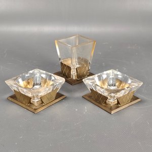 Lote siguiente: Juego Art Decó: 2 Ceniceros y 1 Depósito en Bronce y Cristal