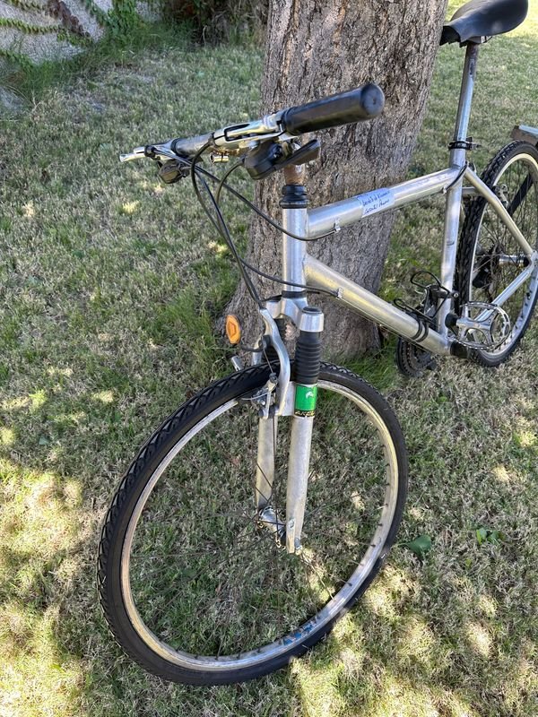Bicicleta de Aluminio con Componentes Shimano en Buen Estado - imagen 2