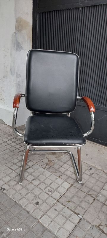 Silla de escritorio en cuero negro con armrestos marrones y marco metálico plateado - imagen 4