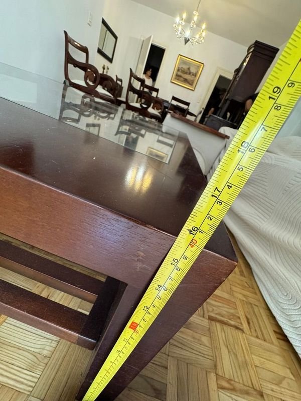 Mesa ratona en madera con tapa de vidrio y estante envarillado - imagen 14