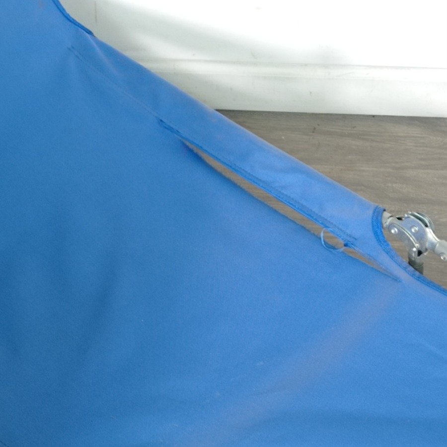 Par de reposeras en metal plegables con estructura metálica y tapicería de tela azul - imagen 4