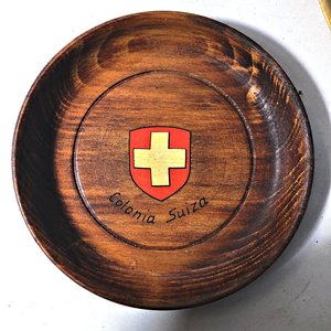 Lote de 12 Piezas: Tablas de Madera, Mortero, Canasto de Mimbre y Platos Decorativos - imagen 2