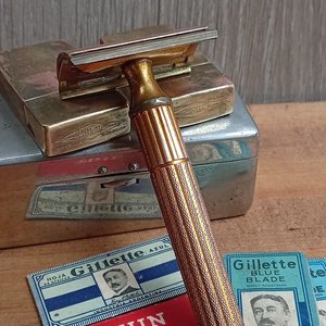 Máquina de Afeitar Gillette de Bronce con Estuche y Hojas Originales - imagen 1