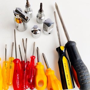 Lote: Destornilladores varios, llave criket, dado - imagen 3