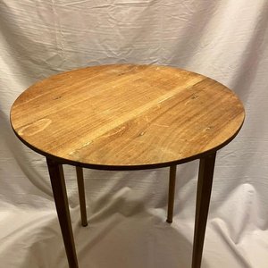 Lote siguiente: Mesa redonda madera.
