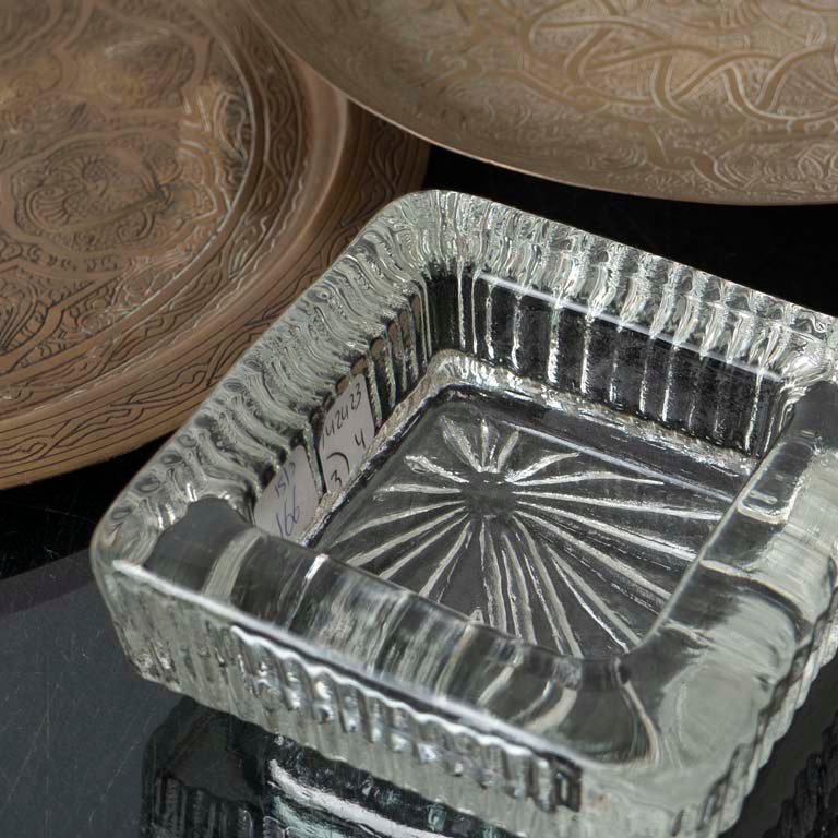 Platos de bronce labrados y cenicero de vidrio - imagen 2