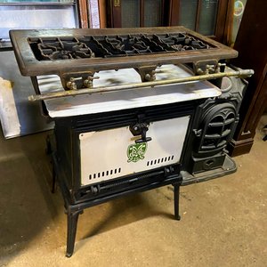 Cocina a Gas Antigua de Hierro Fundido con Logo "M.D. LTD." - imagen 2