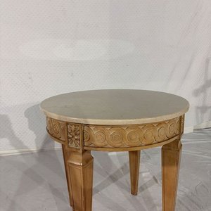 Mesita Redonda Beige con Tapa de Mármol y Patas Neoclásicas - imagen 2