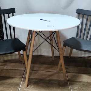 Lote anterior: Juego Desayunador Eames Estilo Mesa Redonda Blanca con 2 Sillas Winsor PVC