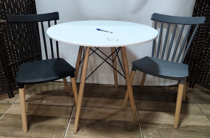 Juego Desayunador Eames Estilo Mesa Redonda Blanca con 2 Sillas Winsor PVC