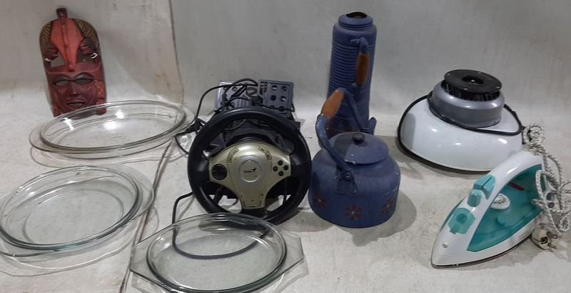 Lote siguiente: Caja con electrodomésticos y accesorios