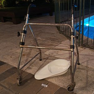 Andador Ortopédico Plegable con Chata de Plástico Blanca - imagen 2
