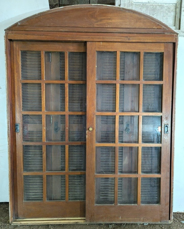 Lote siguiente: Puerta de madera con ventana y marco en cerejeira