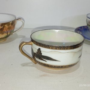 Conjunto de 21 piezas de porcelana oriental: tazas, platitos, alhajeros y figuras - imagen 5