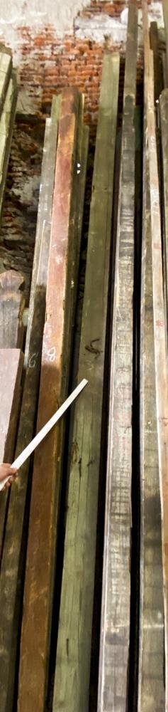 Tres Tirantes de Madera de Pinotea y Pino con Detalles - imagen 1