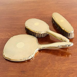 Set Vintage de Tocador: Espejo de Mano y 2 Cepillos Dorados - imagen 3
