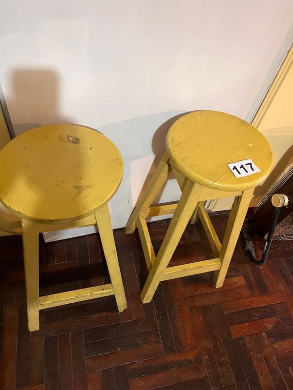 2 Taburetes Altos de Madera Amarilla - imagen 2