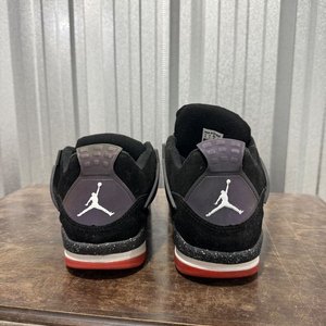 Zapatillas Air Jordan 4 Negras con Detalles Rojos y Blancos - imagen 5