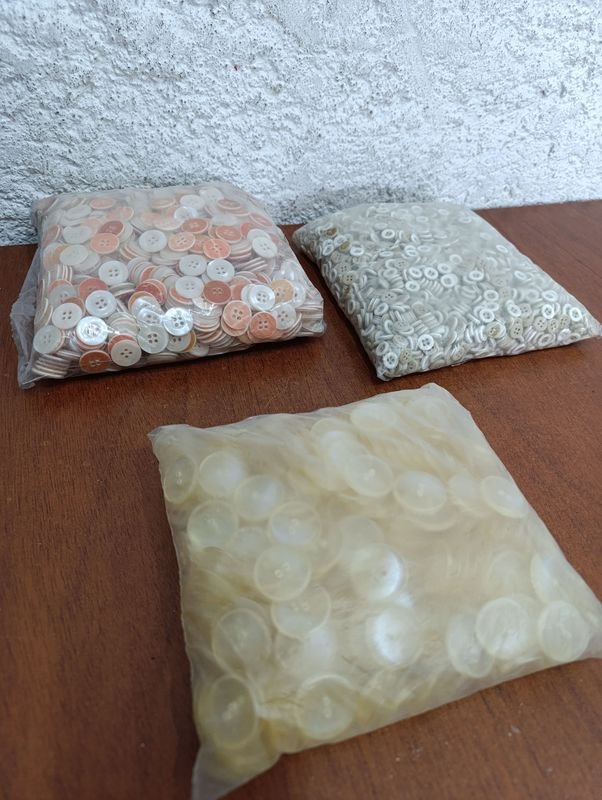 Lote anterior: Botones de diferentes tamaños y colores