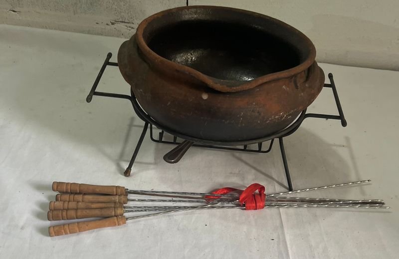 Olla Fondue Cerámica con Manija y Puntas de Metal - imagen 8