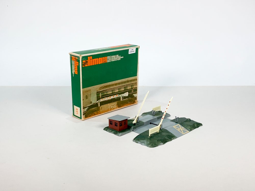 Lote siguiente: Maqueta de tren a escala con pista y barreras