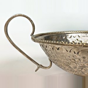 Centro de Mesa Oval de Metal Repujado con Asas y Pie - Sheffield Collection - imagen 4