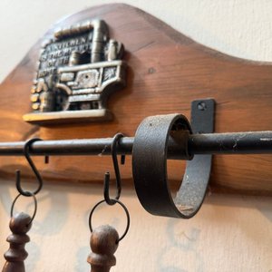 Colgador de Pared Rústico con Utensilios de Cocina en Madera y Cobre - imagen 11
