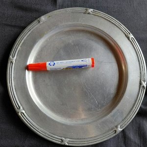 Lote anterior: Bandeja Gruesa de Peltre con Diseño Labrado