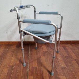 Silla Inodoro Ortopédica con Estructura de Aluminio y Asiento de Plástico - imagen 4