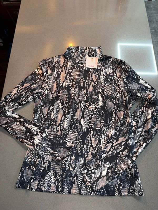 Polera Guapa Talle M Estampado Animal Print Nueva Con Etiqueta
