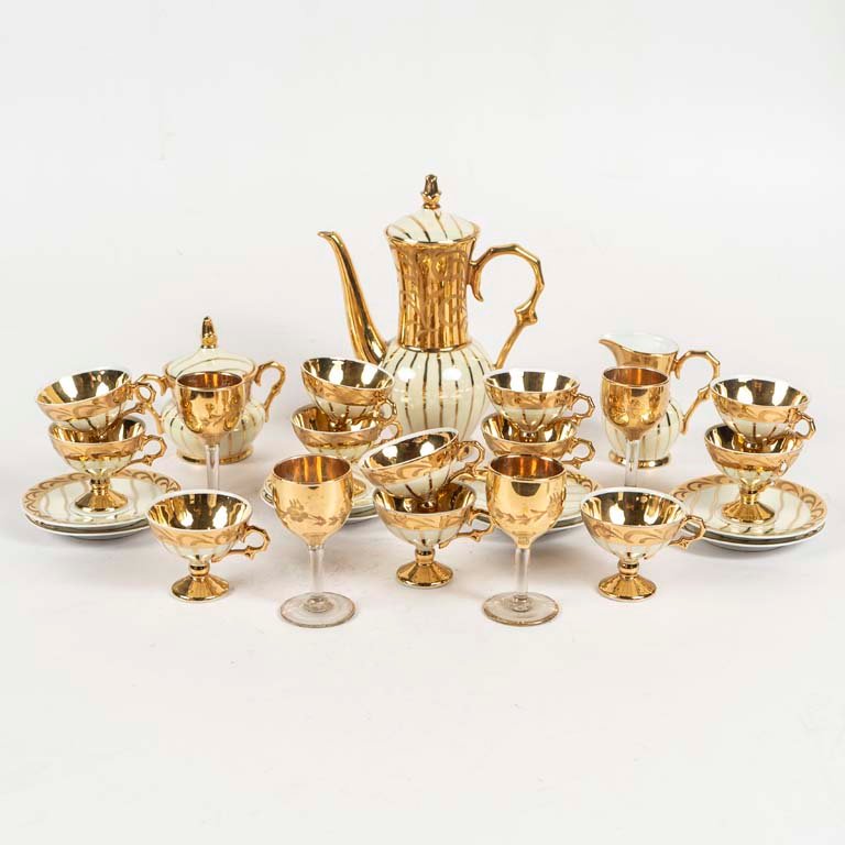 Lote anterior: Servicio de café de porcelana y oro - 23 piezas