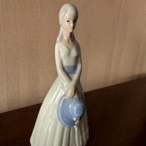 Figura Femenina Decorativa en Cerámica Esmaltada con Sombrero Azul - imagen 3