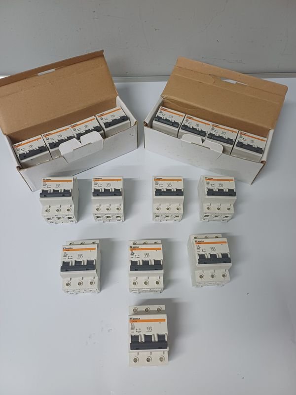 Caja con 4 Llaves Térmicas Trifásicas HONBA C45N 6A