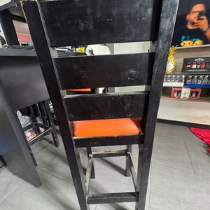 Juego de 2 Butacas Altas de Madera Negra con Asiento Naranja - imagen 4