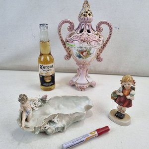 Conjunto Antiguo de Porcelana: Ánfora, Figura de Niña y Pieza con Angelito - imagen 2