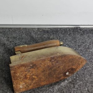 Plancha Antigua de Hierro con Mango de Madera - imagen 2
