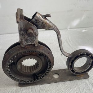 Escultura Moderna de Hierro Reciclado - imagen 1