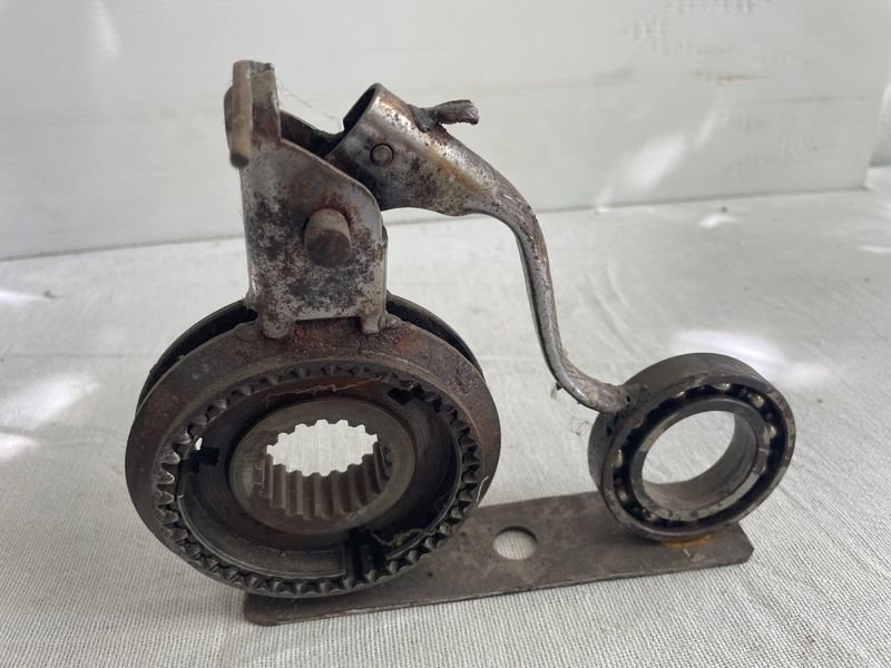 Escultura Moderna de Hierro Reciclado