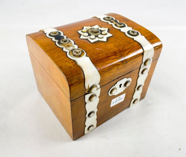 Lote anterior: Caja de madera con cerradura y manija