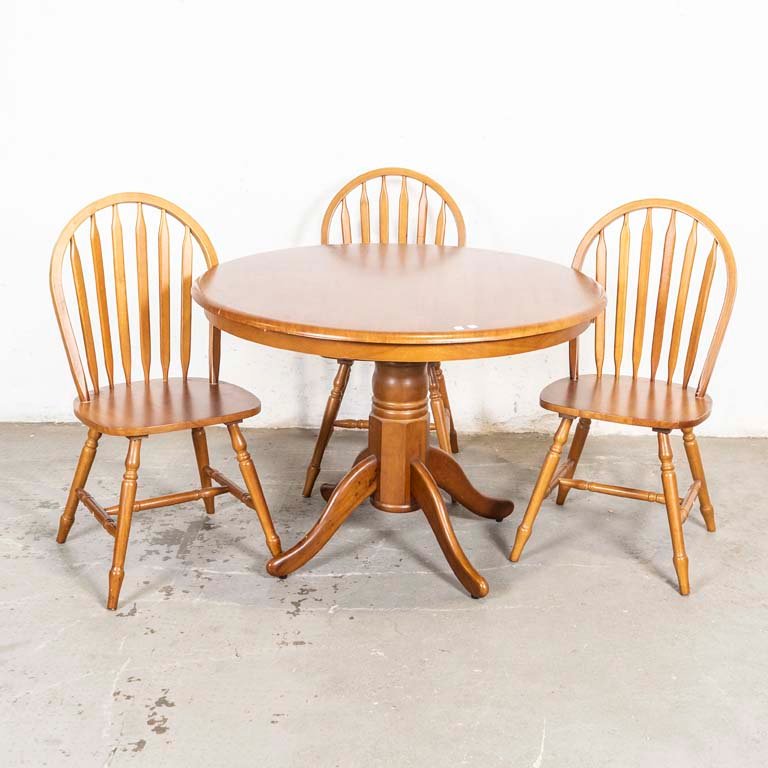 Lote anterior: Mesa de comedor y sillas Windsor estilo