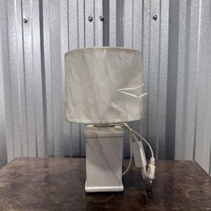 Lote anterior: Lámpara de Mesa con Base Rectangular Mármolada y Pantalla Texturizada