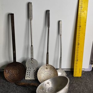 Lote de 5 Utensilios de Cocina Antiguos: Espumaderas y Colador de Aluminio Sellado Egan - imagen 1