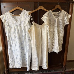 Lote de 3 Prendas: Camisón Estampado, Camisón Satinado Crudo y Blusa de Encaje Blanca - imagen 17