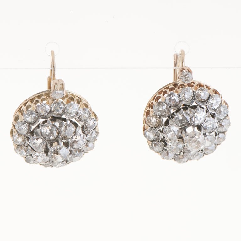 Lote siguiente: Pare de aretes de oro con brillantes