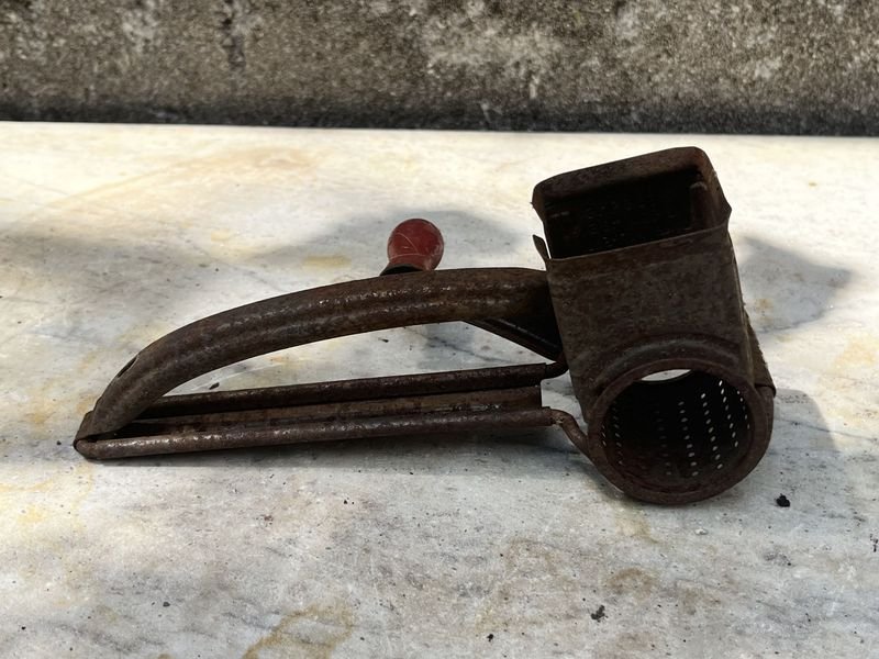 Antiguo rallador frances de lata Mouli Grater para cocina - imagen 4