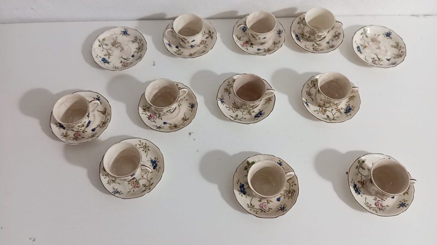 Porcelana japonesa decorada con patrones florales - imagen 4