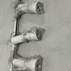 Sistema de Iluminación con Riel y 3 Focos Blancos - imagen 2