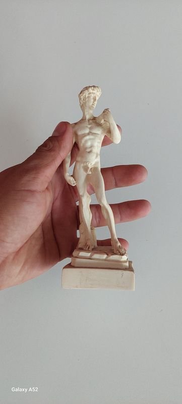 Estatua de hombre sin cabeza - imagen 5