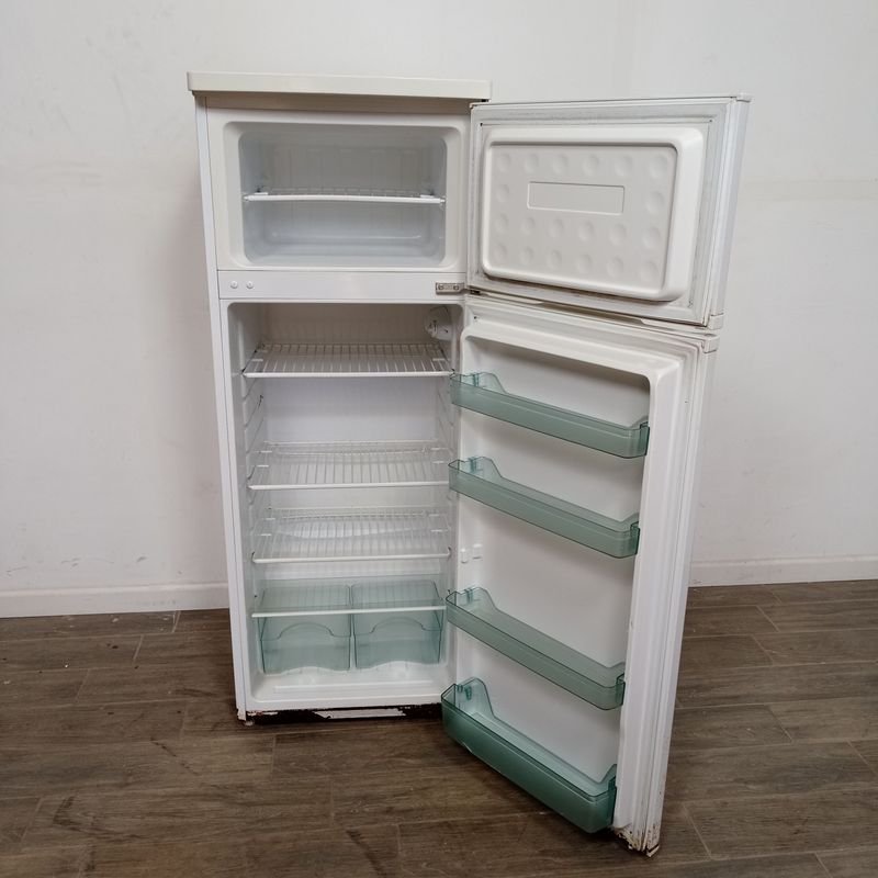 Refrigerador blanco marca Tem en mal estado - imagen 3